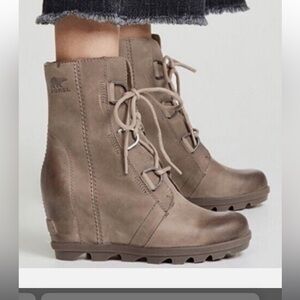 Sorel Women’s Joan of Arctic Lace Up Boot- Size 7.5 Color, creamy tan